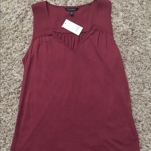V-neck burgundy sleeveless top